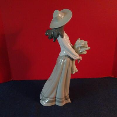 LOT 18. FIGURINE BY NAO