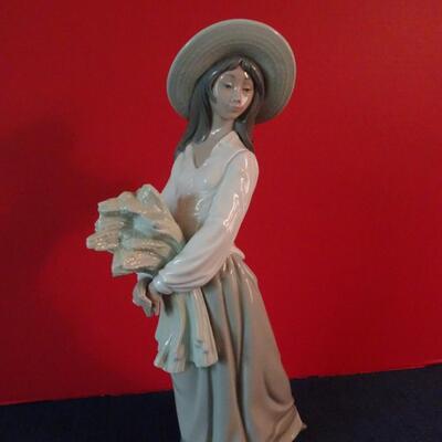LOT 18. FIGURINE BY NAO