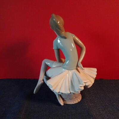 LOT 20  LLADRO FIGURINE