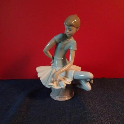 LOT 20  LLADRO FIGURINE