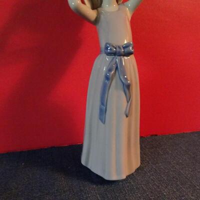 LOT 22. LLADRO FIGURINE