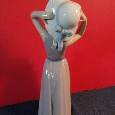 LOT 22. LLADRO FIGURINE