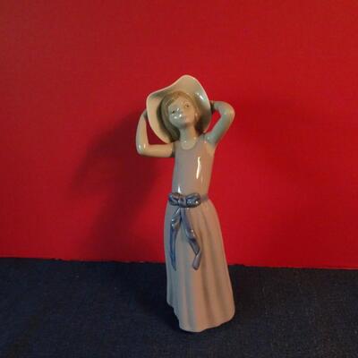 LOT 22. LLADRO FIGURINE