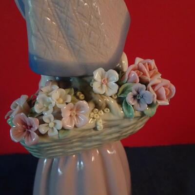 LOT 23  LLADRO FIGURINE  10"