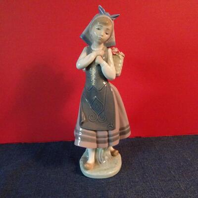 LOT 23  LLADRO FIGURINE  10"