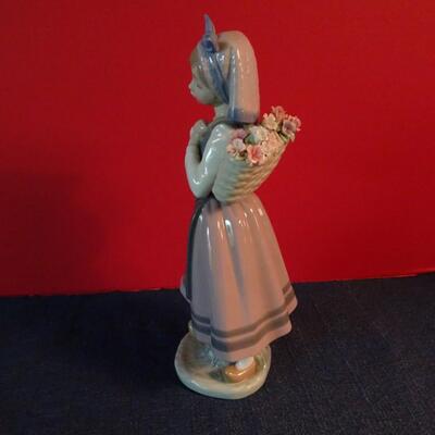 LOT 23  LLADRO FIGURINE  10"