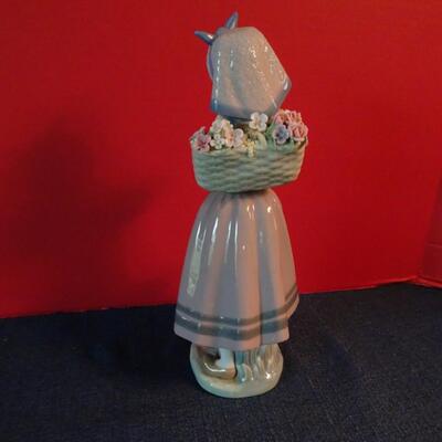 LOT 23  LLADRO FIGURINE  10"