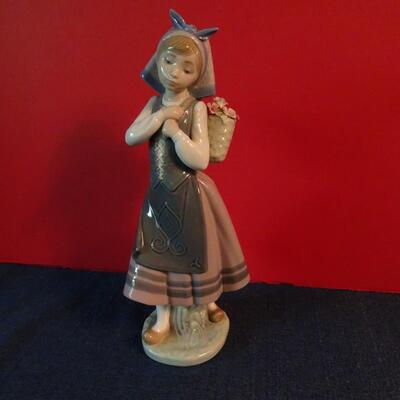 LOT 23  LLADRO FIGURINE  10"