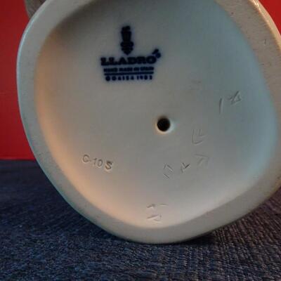 LOT 23  LLADRO FIGURINE  10"