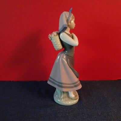 LOT 23  LLADRO FIGURINE  10"