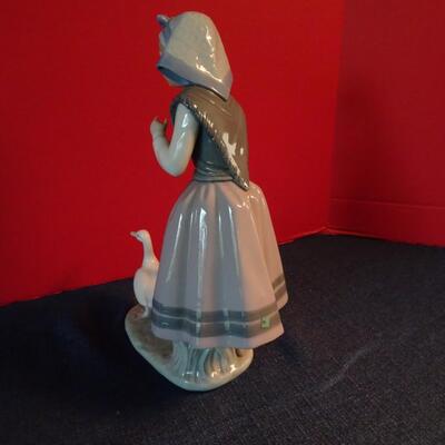 LOT 24.  LLADRO FIGURINE  10"