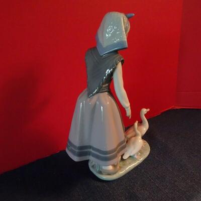 LOT 24.  LLADRO FIGURINE  10"