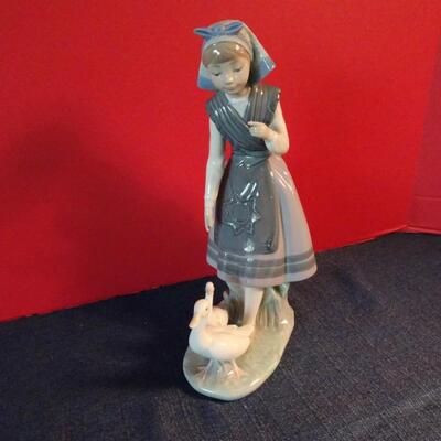 LOT 24.  LLADRO FIGURINE  10"