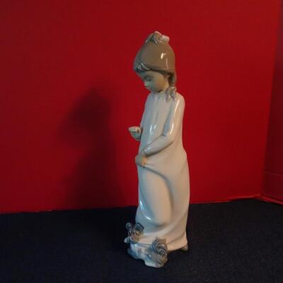 LOT 27.   NAO FIGURINE