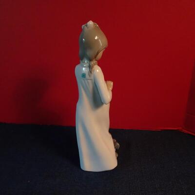 LOT 27.   NAO FIGURINE