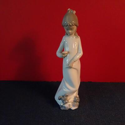LOT 27.   NAO FIGURINE