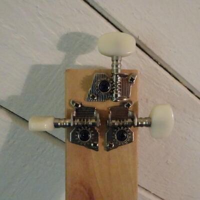 LOT 43. BLUES BOX GUITAR NO.5