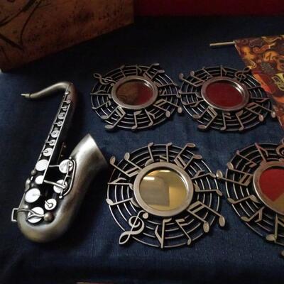 LOT 55 MUSIC RELATED HOME DECOR