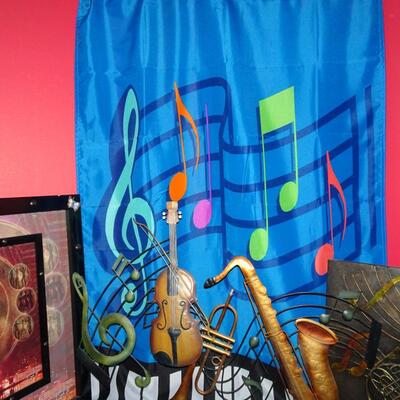 LOT 61  MUSIC RELATED HOME DECOR
