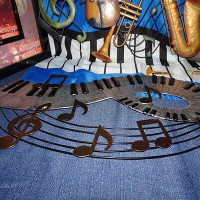 LOT 61  MUSIC RELATED HOME DECOR