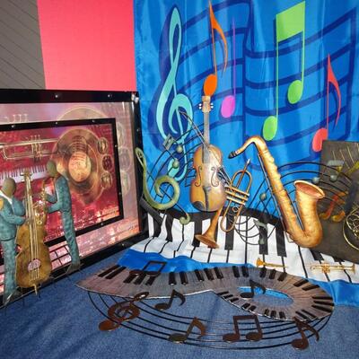 LOT 61  MUSIC RELATED HOME DECOR