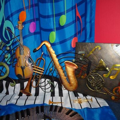 LOT 61  MUSIC RELATED HOME DECOR