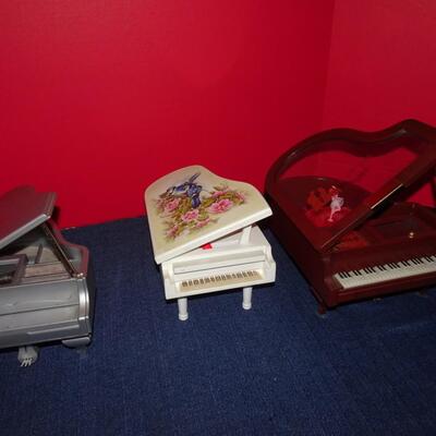 LOT 70. PIANO MUSIC BOXES