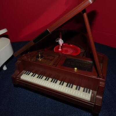 LOT 70. PIANO MUSIC BOXES