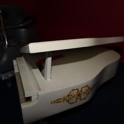 LOT 70. PIANO MUSIC BOXES