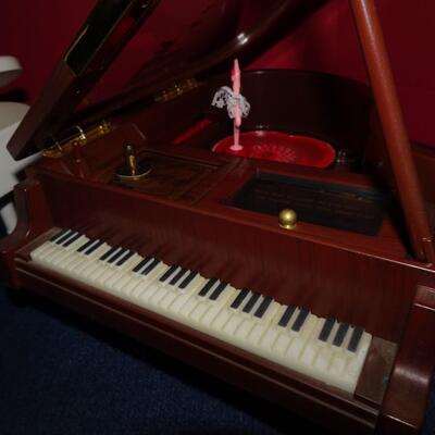 LOT 70. PIANO MUSIC BOXES