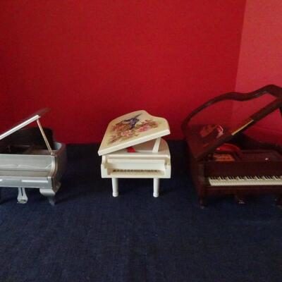 LOT 70. PIANO MUSIC BOXES