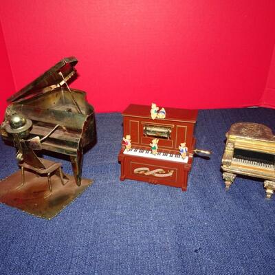 LOT 71. PIANO MUSIC BOXES