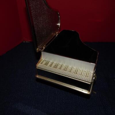LOT 72. MINI PIANO JEWELRY BOXES