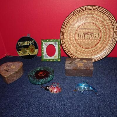 LOT 73. HOME DECOR