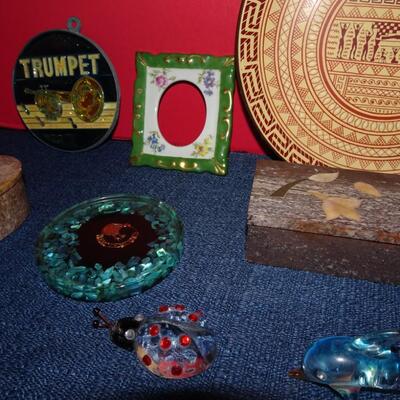 LOT 73. HOME DECOR
