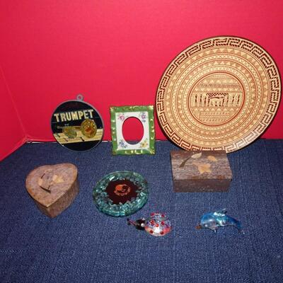 LOT 73. HOME DECOR