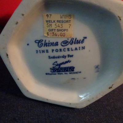 LOT 77. PORCELAIN VASE