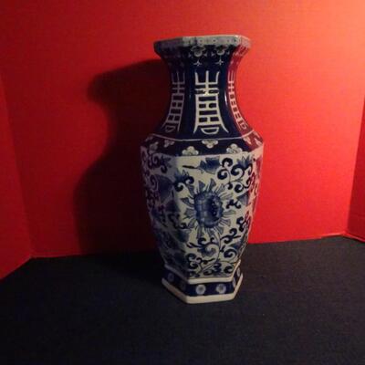 LOT 77. PORCELAIN VASE