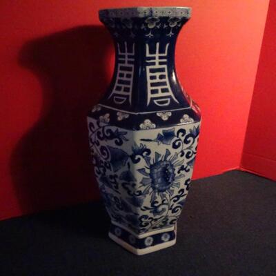 LOT 77. PORCELAIN VASE