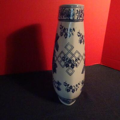 LOT 78 PORCELAIN VASE