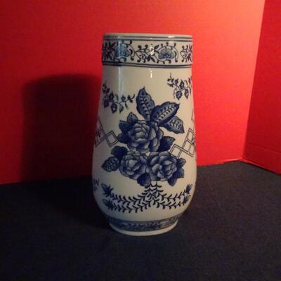 LOT 78 PORCELAIN VASE