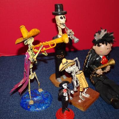 LOT 81. HOME DECOR FIGURINES