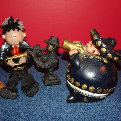 LOT 81. HOME DECOR FIGURINES