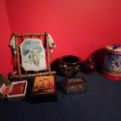 LOT 86. HOME DECOR