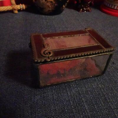 LOT 86. HOME DECOR