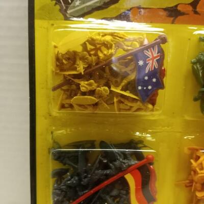 MidWestern Dst. mini solders set 6 nations and flags1996 new in package