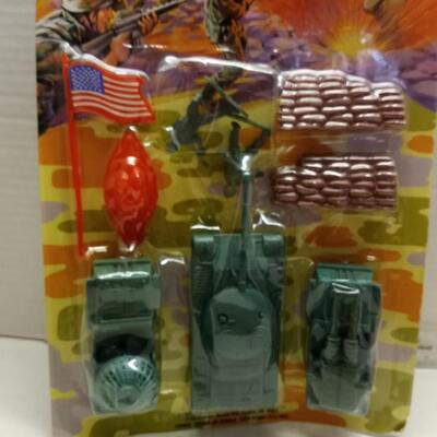MidWestern Dst. Army men and equipment 1996 new in package with USA flag