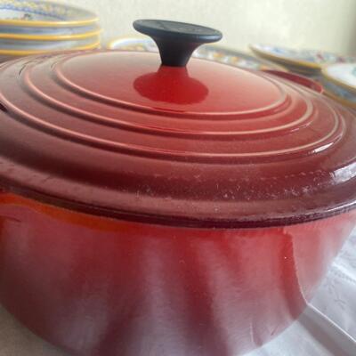 Le creuset 28 Dutch oven been loved
