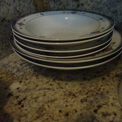 LOT 91. STUDIO NOVA DINNERWARE SET