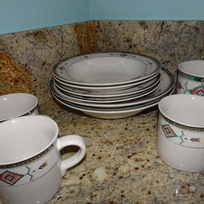 LOT 91. STUDIO NOVA DINNERWARE SET